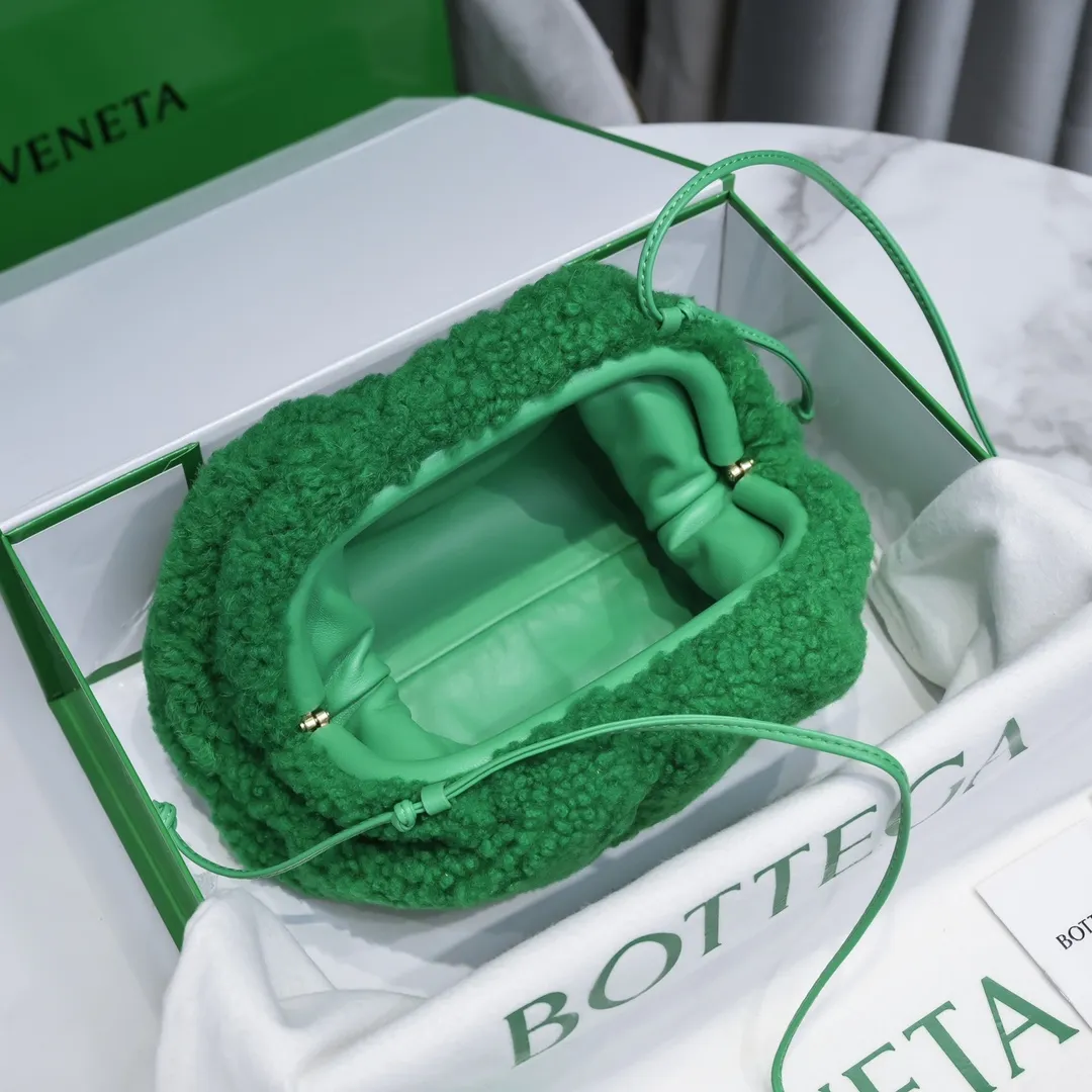 The small parrot green 🐱 BV pouch cloud bag is a fluffy version. It’s here, it’s here, it’s here with the fluff. You’ll know how cute it is when you see the real thing! The soft and fluffy feel is really great. Rua, this year’s furry style, I stand on bv! ! Whether it is a jodie cloud bag or a tote, not all curly teddy fur can be used to make goods. The curl size of the fur directly affects the similarity of the entire bag. Material: full fur and lambskin ➕ lambskin lining is much more expensive than full leather! Again, if you don’t want to develop ZP, of course you have to be willing to spend money ~ 22*13*5,